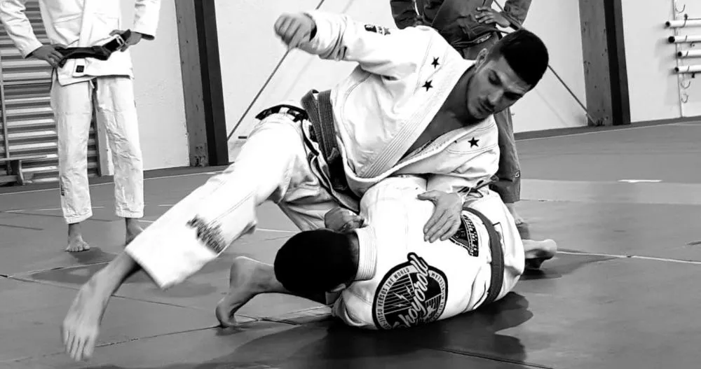 Combat au sol en kimono pendant un entraînement