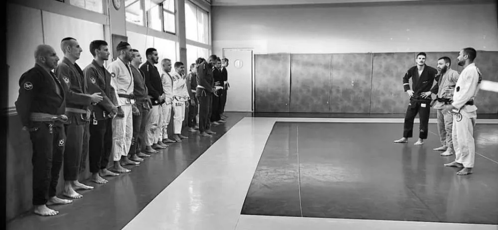 Salut en ligne sur le tatami avant un cours à l’HGK