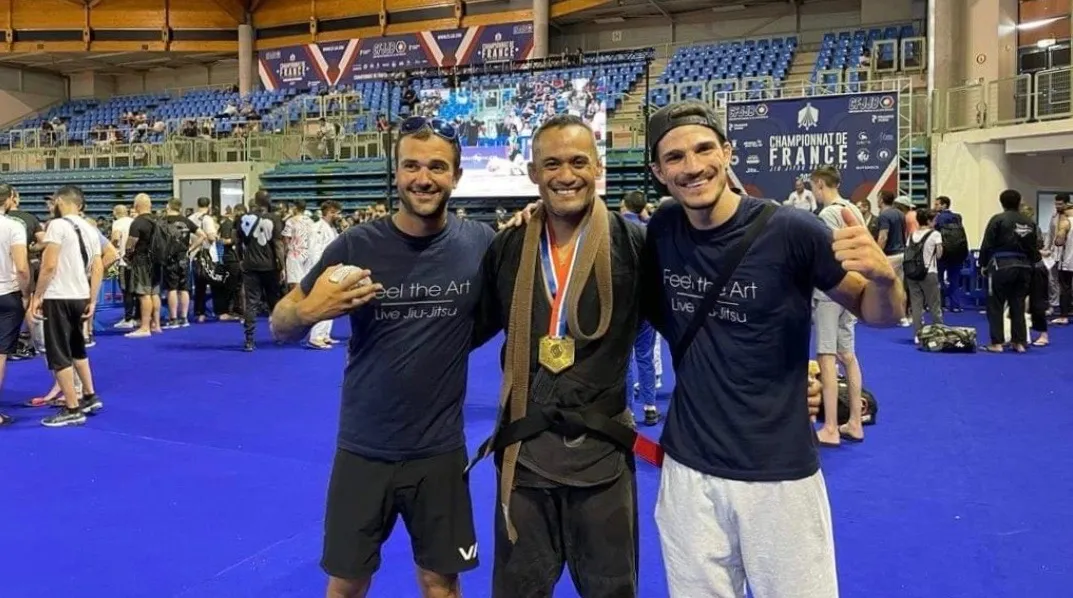 Trois coachs de l’HGK, médailles au cou, sur le tatami des Championnats de France CFJJB