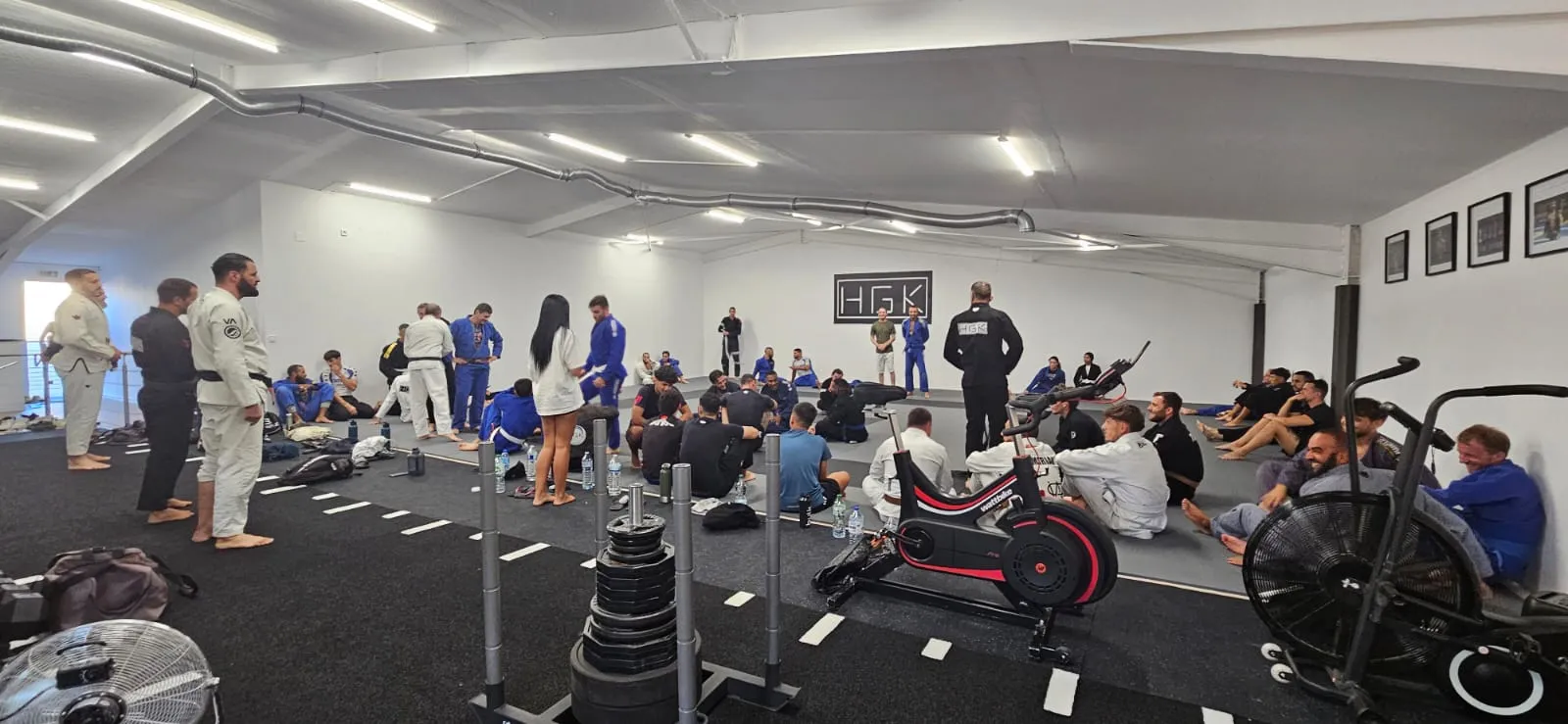 Les locaux de l’HGK : tatami, groupe de pratiquants et espace de préparation physique